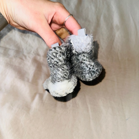 Baby Buffalo Plaid Fuzzy Booties with Velcro - Picture 3 of 7